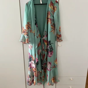 Tropisk kimono  - 80kr passar alla storlekar då den går att justera 