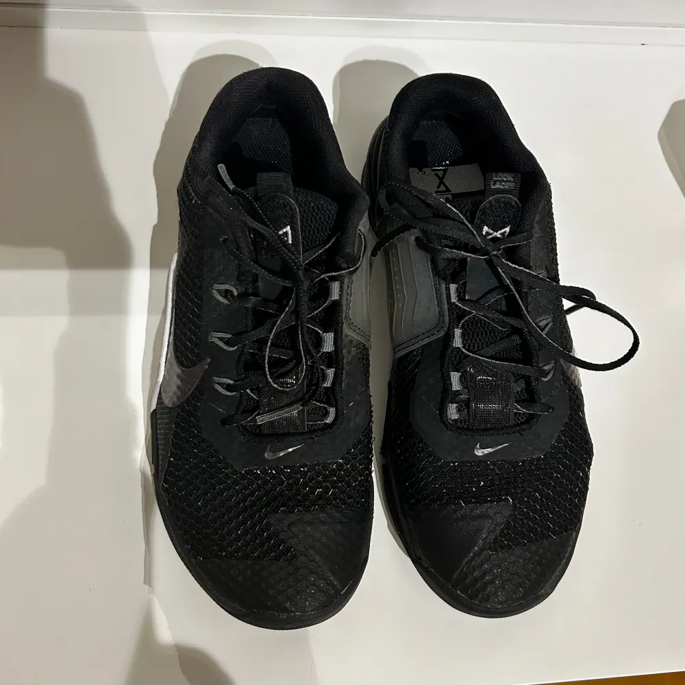 Nike metcon 6 i super fint skick, storlek 39. Perfekt till crossfit eller annan träning. Köptes för ca 1400kr, säljer de för 700kr.. Skor.