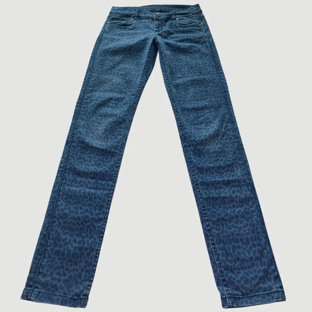 MODELL: Lågmidjade. FÄRG: Mörkblå. STORLEK: Uppskattad storlek 36. MIDJA RAKT ÖVER: 37,5 cm. MIDJEHÖJD: 20 cm. TOTALLÄNGD (FRÅN MIDJAN): 103 cm.. Jeans & Byxor.