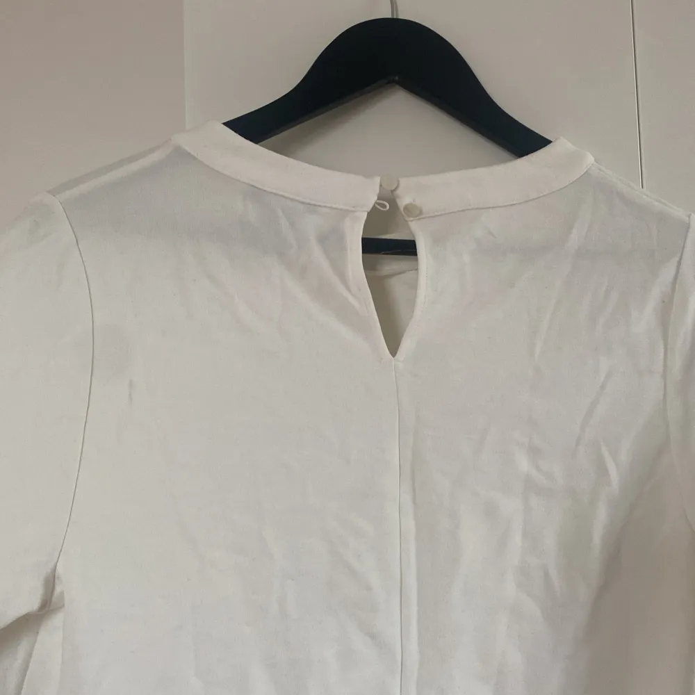 En ”Stockholmsstil tröja” fint skick, aldrig använd. Fin detalj mot halsen och kortärmad.. T-shirts.