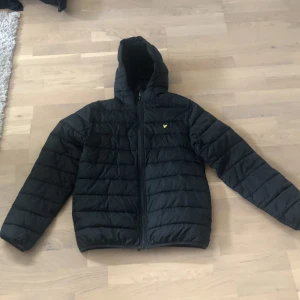 Lyle scott jacka  - Säljer nu min gamla vår/höstjacka då den börjar bli för liten,passformen på denna är som en S. Jackan är väldigt sparsamt använd