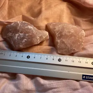 Rå rose quartz, 8-12cm. Priset gäller en sten men finns flera. Stenarna är rosa men defekter kan finnas då de är oslipade.