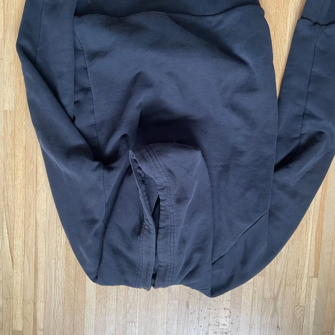 Svart hoodie - 90