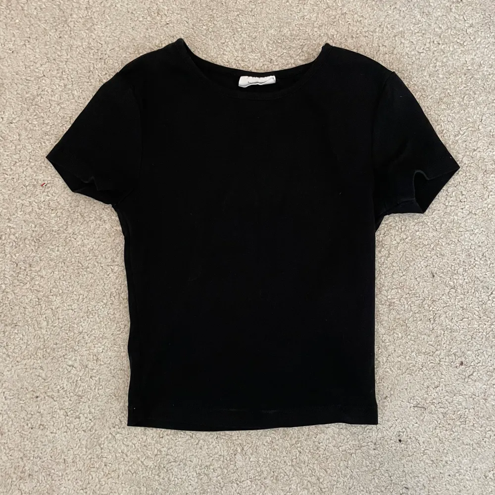 säljer en svart t-shirt från gina o storlek XS som inte kommer till användning. har använt få gånger och är i bra skick. köps via köp nu, kom privat om du har frågor eller vill ha fler bilder. 💋💋. T-shirts.