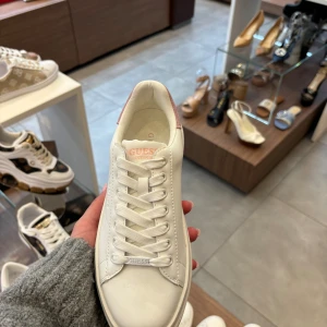 Guess skor - Säljer ett par helt nya guess skor. Stl 38. Säljer då de är förstora för mig. Köpta för 1500kr. 