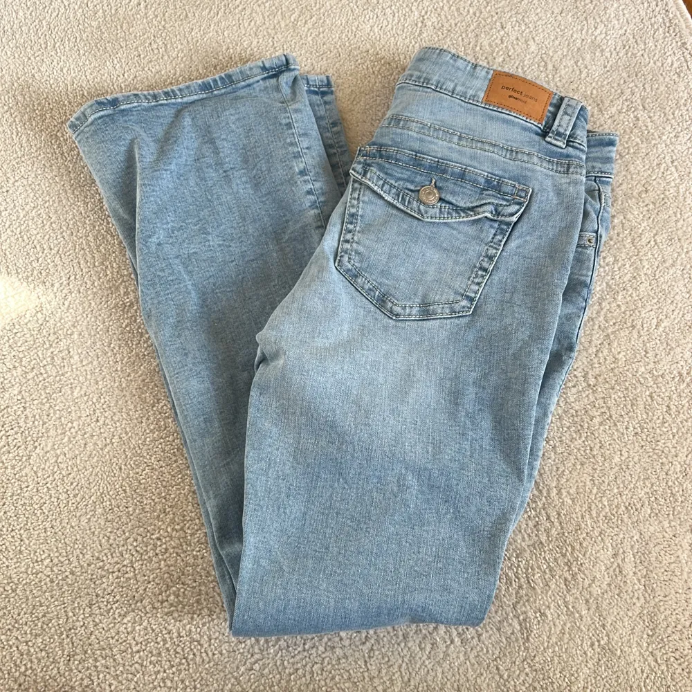 Snygga och populära jeans, slutsåld i storlek 42. Säljer då de inte passade mig. Jeans & Byxor.