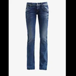 Säljer dessa super fina ltb jeans som är i väldigt bra skick knappt andvända dom är i storlek 26/30💕