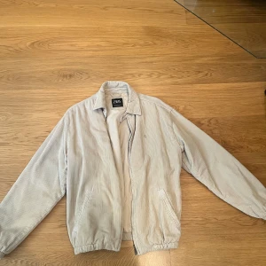 Biege Manchester Jacka Zara - Biege Manchester Jacka från Zara. Strlk S