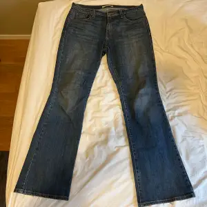 Superfina levis jeans i bootcut modell som säljs pga att de har blivit för stora 😢💕 Står ingen storlek men passade mig bra i midjan när jag hade strl 29 i midjan.  43 midjemått rakt över, 77 i innerbenslängd. Satt bra i benen på mig som är ca 167 cm.