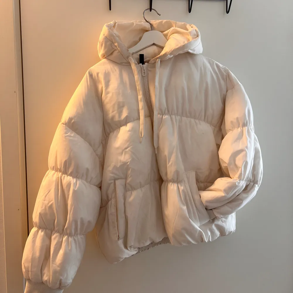 En vit jacka från h&m 250kr En svart sommarjacka från h&m 150kr En brun bomberjacka från h&m 350kr En svart/vit jacka från h&m 300kr. Takit.