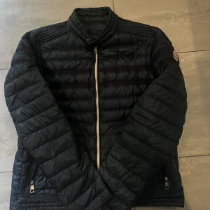 Moncler jacka - Sjukt fet moncler jacka för sommar/vår självklart äkta, skick 9/10 använd en gång 