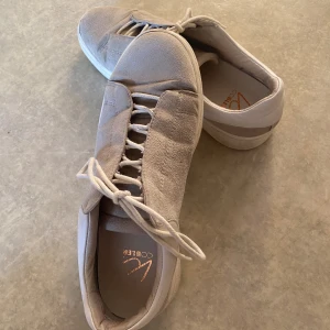 Skor - Skor i storlek 37 i använt skick. Beige/grå färg.