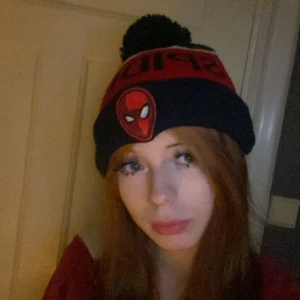 Spider man mössa - Super cool o snygg spider man mössa❤️den är i från h&ms barnavdelning så den är ganska liten men passar bra ändå❤️