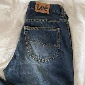 Säljer mina väldigt fina lågmidjade bootcut jeans från lee.  Innerbenslängd: 81 cm Midjemått: 40 cm