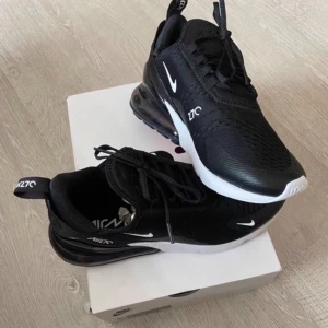 270 skor  - Säljer mina helt nya 270 då dom inte kommer tillanvändning och vill köpa helsvarta istället  Storlek 39 😊 Säljer för 500kr😊