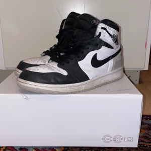 Jordan 1 high ”stage haze”  -  Jordan 1 high ”stage haze” i storlek 42.5. Cond. 7/10. Köptes på SolePlus julen 2023, och säljes pga. att skorna nu är för små.  Vid fler frågor är det bara att höra av er.  Mvh