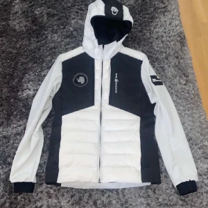 Sail Racing Cardigan  - Nypris 3500kr       Skick 9/10      Storlek XS men passar även för S