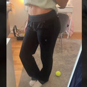Juicy Couture byxor - Jättesnygga Juicy Couture byxor som jag inte använder, Byxorna har inga defekter och är i strl xs, hör jättegärna av er för mer bilder eller info🥰(det som ser ut som smuts på bild 1 är smuts på spegeln och inte på byxorna!) Pris kan diskuteras!💕💕