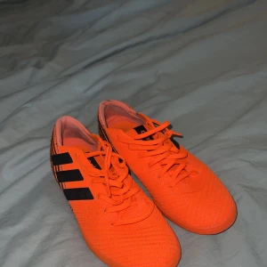 Inefotbolls skor  - Ett par adidas nemeziz innefotbolls skor i färgen organe, helt nya endast testade