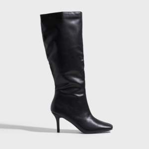 Säljer dessa supersnygga höga bootsen från Nelly i läderimitation.  Bootsen har en liten dragkedja på insidan och en smalare klack på 8 cm. 🫶🏼