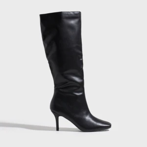 Boots  - Säljer dessa supersnygga höga bootsen från Nelly i läderimitation.  Bootsen har en liten dragkedja på insidan och en smalare klack på 8 cm. 🫶🏼