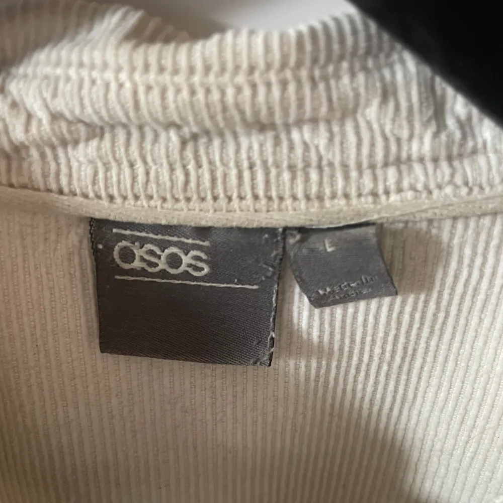 Cremefärgad skjorta från ASOS. Har använts mycket.. Skjortor.