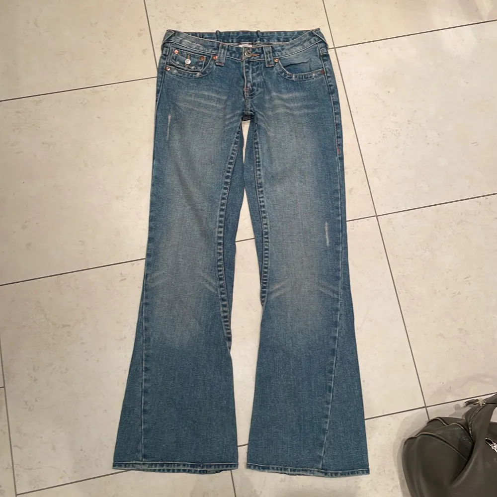 glittriga söta true religion jeans i storlek w31. insydda i midjan så dem e 37cm rakt över i midjan:) ungefär w29 lågmifjade och bootcut . Jeans & Byxor.