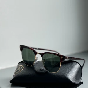 Ray ban solglasögon  - Säljer nu ett par rayban solglasögon från synoptik. Sparsamt använda i gott skick. 