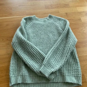 Stickad tröja  - Aldrig använd. Stor i storleken 