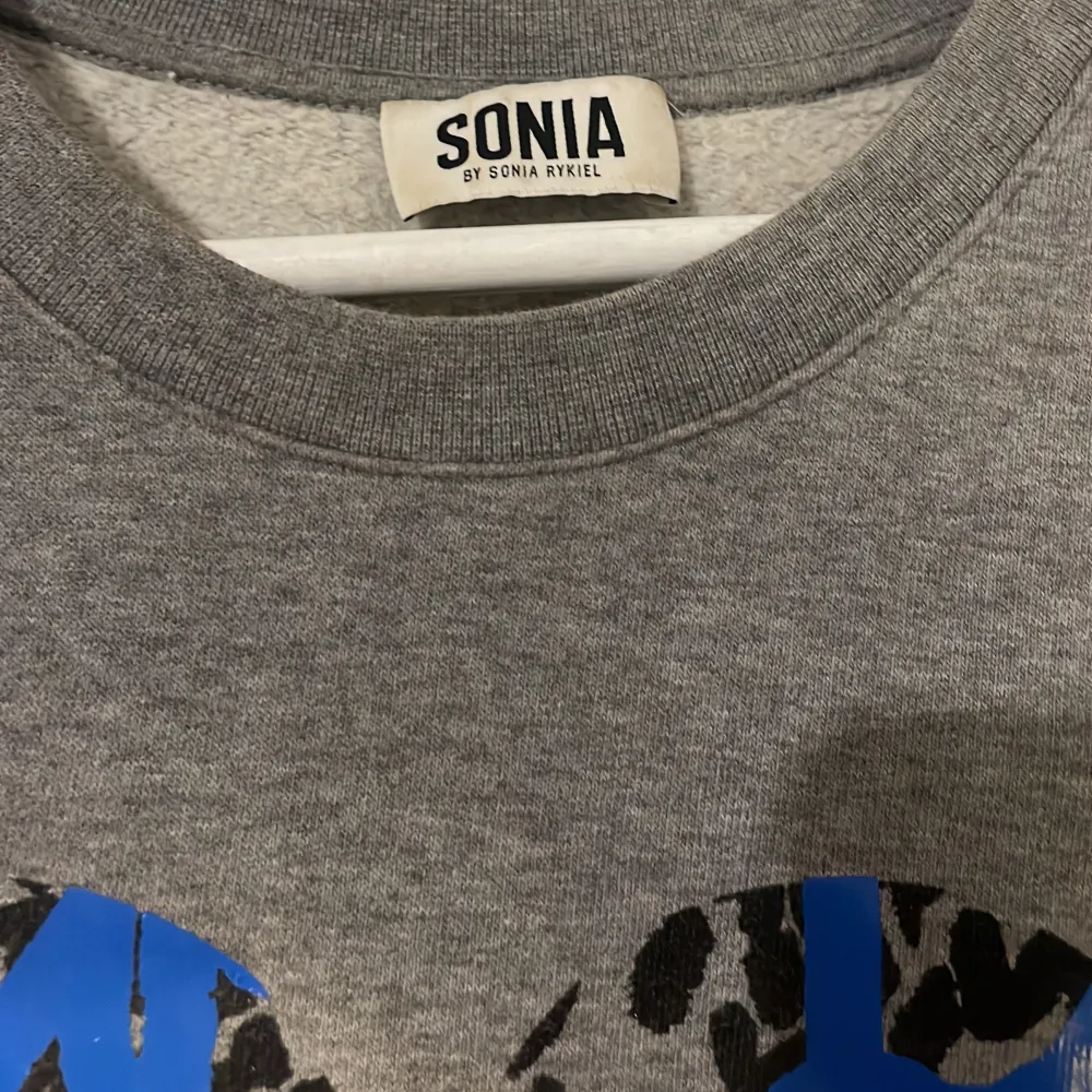 Säljer denna superfina tröja från Sonia Rykiel eftersom jag tyvärr inte får någon användning för den!💙. Tröjor & Koftor.