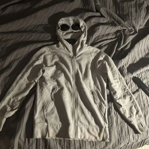 Cp company hoodie - En C.P hoodie i bra skick utan några defekter. Strlk S men sitter pyttelite större så kan passa folk som har M också. Hör av dig vid fler frågor!