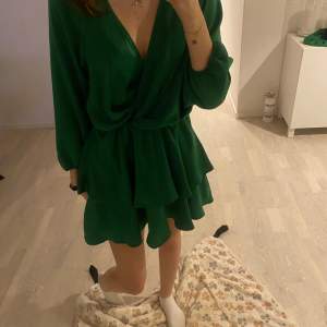 Säljer denna gröna klänning från Zara, fint skick och i så fint glansigt material. 300kr 