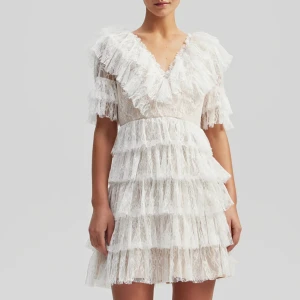 By Malina klänning - Säljer min studentklänning från By Malina, endast använd en gång, superfint skick! Nypris: 2800kr, mitt pris: 1500kr.