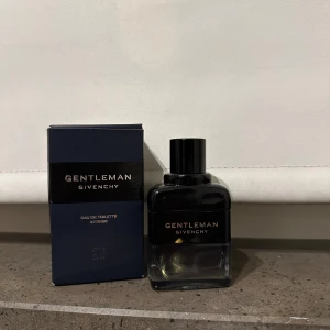 Givenchy Gentleman  - Säljer denna mycket goda parfym eftersom den aldrig kommer till användning. Detta är en mycket långvarig parfym som håller upp till 8 timmar på ens hud. Pris kan diskuteras! Först till kvarn! 