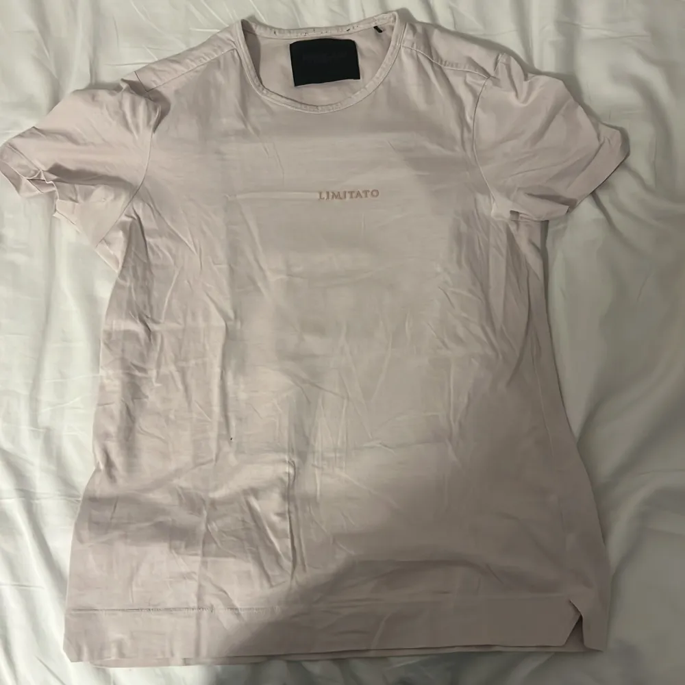 Råsagrå Limitato T-Shirt med tryck på ryggen, nypris 1500kr, väldigt litet hål vid magen(märks inte) . T-shirts.
