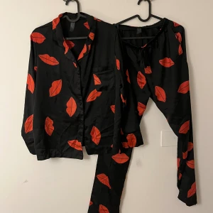 Pyjamas - Sååå söt pyjamas, köpt på Asos från märket blueberry. En knapp saknas däremot.