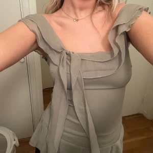 Grön topp storlek S motel rocks - Jättefin topp från Motel Rocks, aldrig använd så mycket bra skick! Storlek S. Toppen är ljusgrön, ljuset gör inte rättvisa för färger. Skicka om du vill ha bild i bättre ljus!