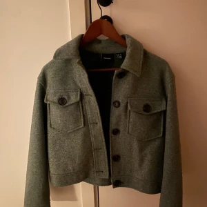 Vårjacka - Grön vårjacka/kappa från vero moda. Den är använd ett fåtal gånger🥰