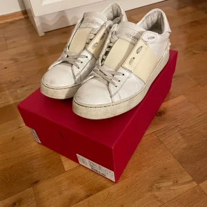 Valentino open sneakers  - Säljer pga kommer inte till använding❤️ Äkta och låda ingår🥰Den har en liten smutsfläck på ena gula partiet har inte försökt ta bort💕 Strl 39 men skulle säga passar 40 då jag har den storleken och de passar mig❤️ pris kan absoult diskuteras