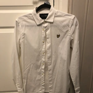 Lyle & Scott Skjorta Vit - Säljer min stiliga Lyle and Scott skjorta som jag har växt ur. 🍾 Skicket är väldigt bra (9/10) har inte andvänt den särkilt mycket 🤝Vid frågor eller funderingar är det bara att höra av sig ❗️🙌