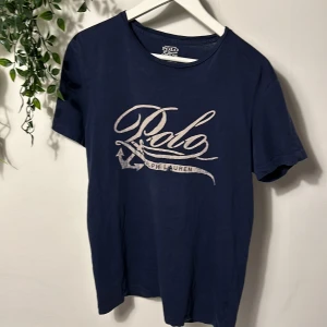 Ralph lauren t shirt - Tja säljer denna feta ralph lauren t shirt med tryck på magen inga defekter och riktigt stilren hör av vid funderingar!