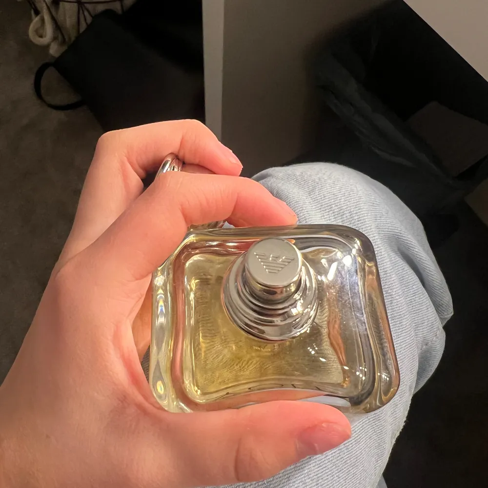 Säljer denna parfym som varit i favorit i flera år för jag har skaffat en ny, de är den med 100ml och kostar 1400kr ny🩷. Övrigt.