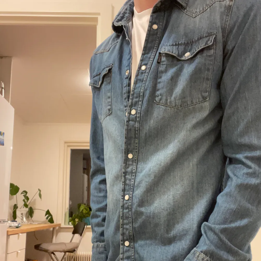 Tja! Säljer nu min jeansskjorta i perfekt skick 🙌 samm/liknar skjortan avicii har på sig! Storleken är S men passar M. Skjortor.