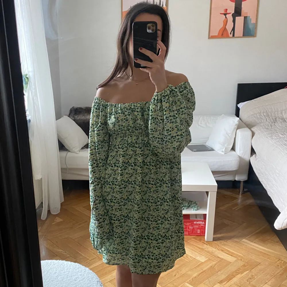 Blommig klänning från NA-KD, storlek 36. Helt ny med lappar kvar!. Mekot.