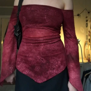 Y2k offshoulder tröja - En superfin tröja med långa utsvängda armar som är perfekt till sommaren. Köpt secondhand men bra kvalitet. Den har ett extra lager tyg vid brösten.