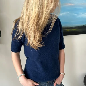 Kashmir tröja - En jätte najs mörkblå stickad t-shirt i 100% kashmir! Kollar intresset💙💙💙(pris kan diskuteras)