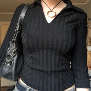 Y2k skjorta - En söt svart tajt skjorta med v-ringning. Jag har sytt in skjortan lite i midjan med symaskin men borde inte vara någon ändring i kvaliten. 