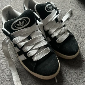 Adidas campus 00 - Supersnygga, trendiga och bekväma adidas campus i modellen 00. Storlek 39 1/3 och säljes då de var för små för mig som har stl 40-41. Endast använda fåtal ggr och har ej skador, det enda är att de har blivit lite lite fläckiga vid skosnörena och sula