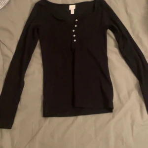 Tröja - Supersöt långärmad tröja med knappar. Tröjan är storlek S men hade även passat XS och M. Aldrig använd och därav säljer jag den 💕