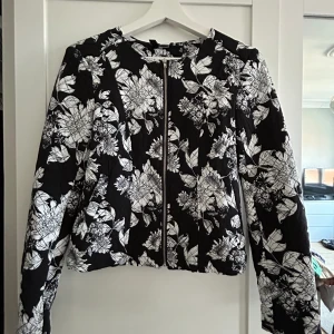 Blommig jacka - Väldigt sparsamt använd, i bra skick. 